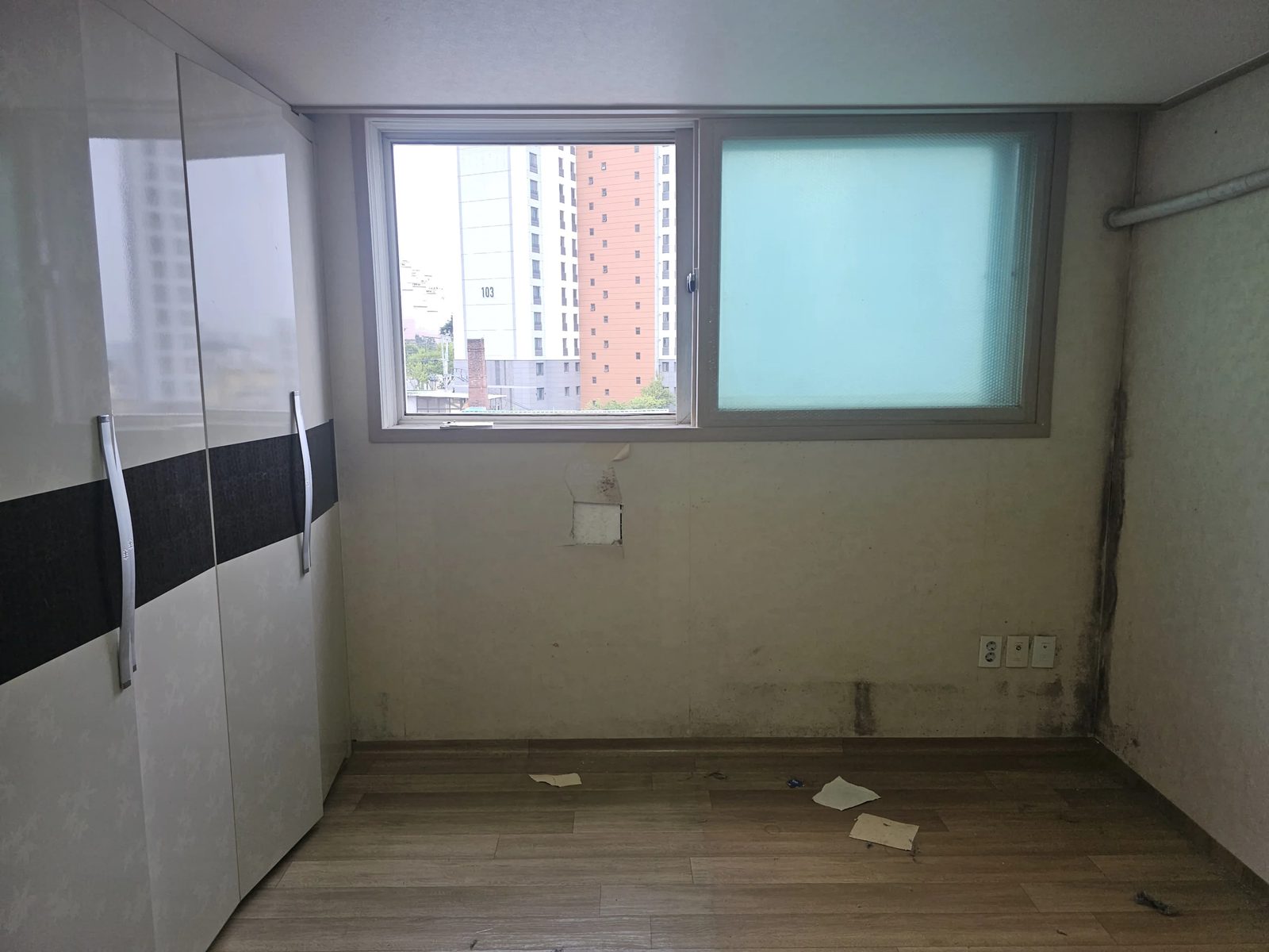 결로단열공사 시공 전 창틀 결로 흔적